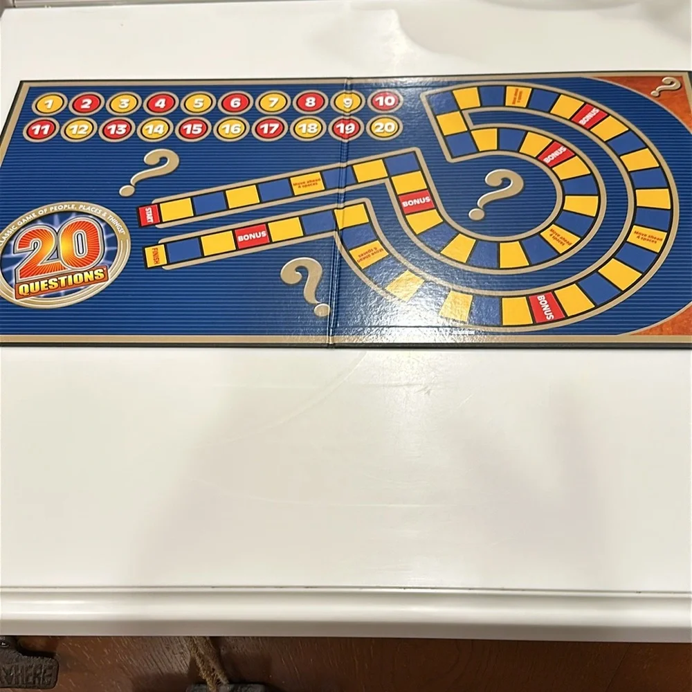 UNIVERSITY GAMES 20 Questions Board Game - Complete - NWOT